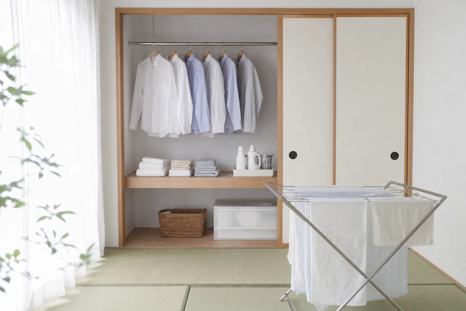 和室の押入れをハンガーパイプと棚に作り替えて、洗濯物をしまう場所にしたイメージ写真